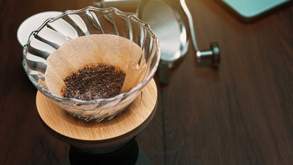 Use the coffee grounds for hibiscus plants to grow more beautifully.