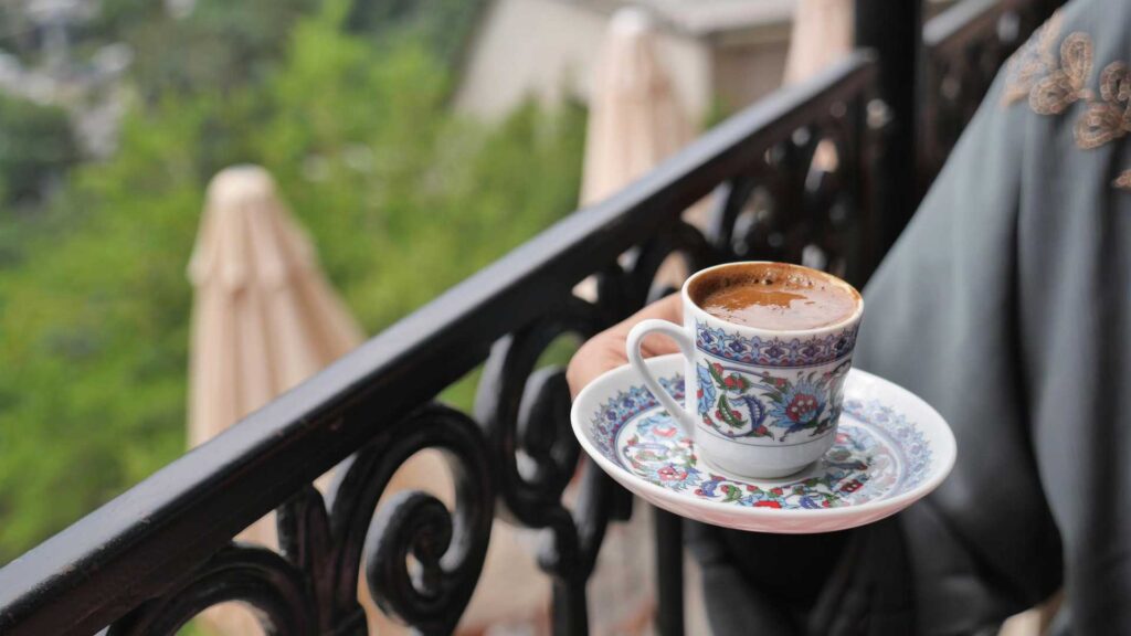 Turkish trader introduce coffee in Italy.